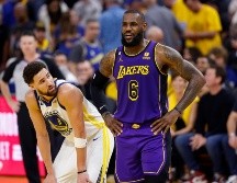 Klay Thompson (Warriors) y LeBron James (Lakers) en el Juego 2 de las Semifinales de Conferencia de la NBA. EFE