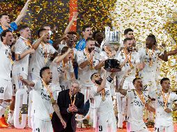 Real Madrid disfruta de su tercer título de la temporada. EFE/ Julio Muñoz