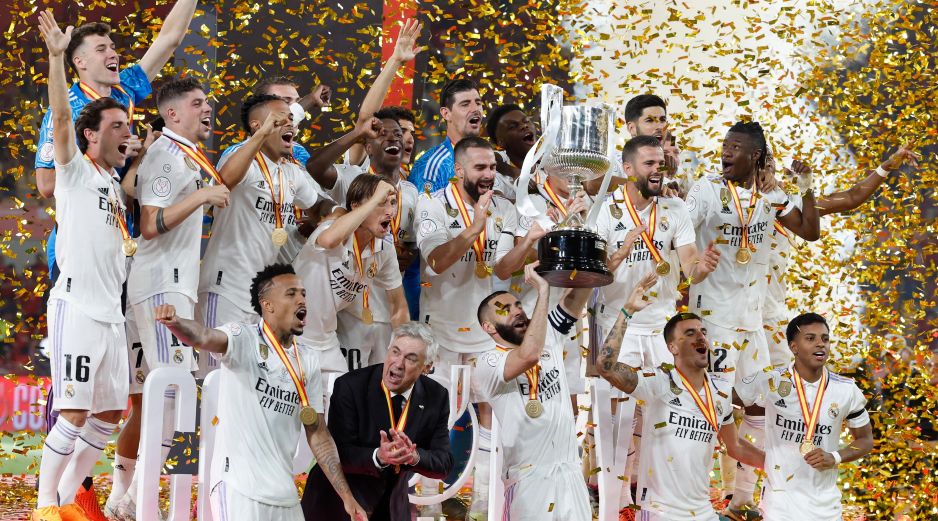Real Madrid disfruta de su tercer título de la temporada. EFE/ Julio Muñoz