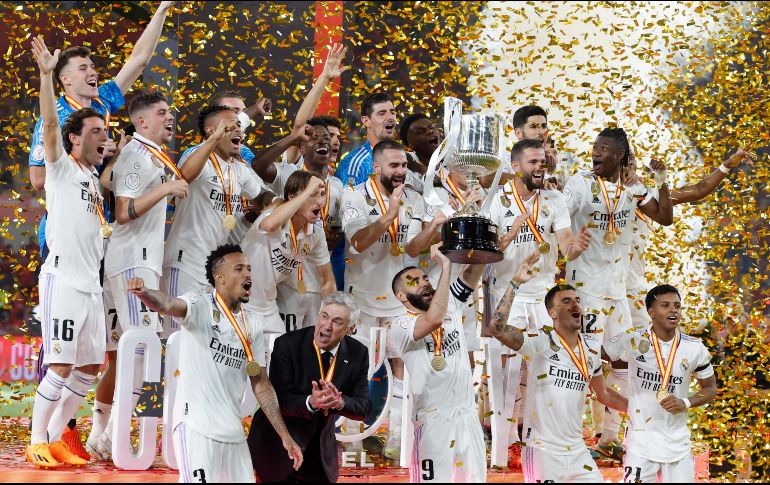 Real Madrid disfruta de su tercer título de la temporada. EFE/ Julio Muñoz