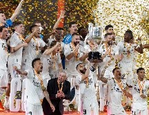 Real Madrid disfruta de su tercer título de la temporada. EFE/ Julio Muñoz