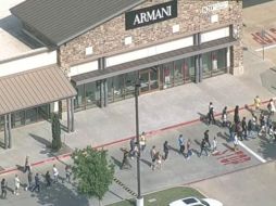 Imágenes tomadas desde un helicóptero muestran a la gente saliendo del centro comercial. ESPECIAL