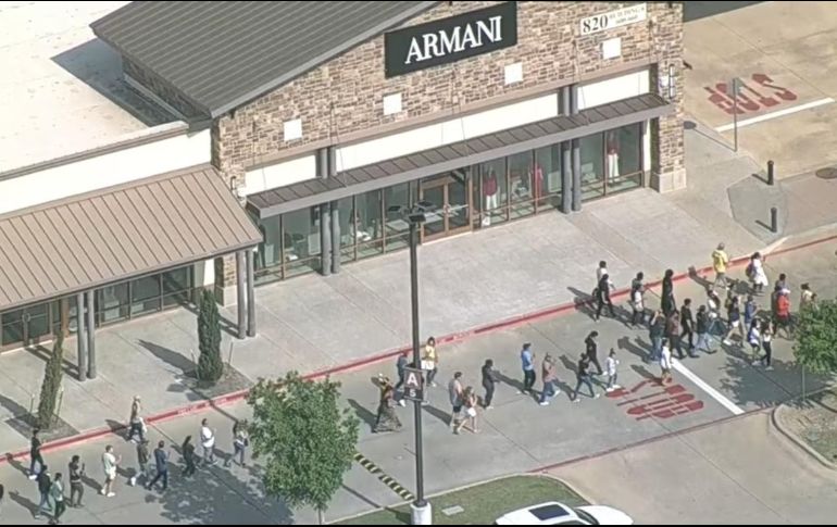 Imágenes tomadas desde un helicóptero muestran a la gente saliendo del centro comercial. ESPECIAL