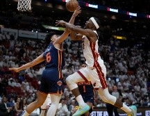 Jimmy Butler (derecha) reapareció y comandó el triunfo del Heat. AP/W. Lee