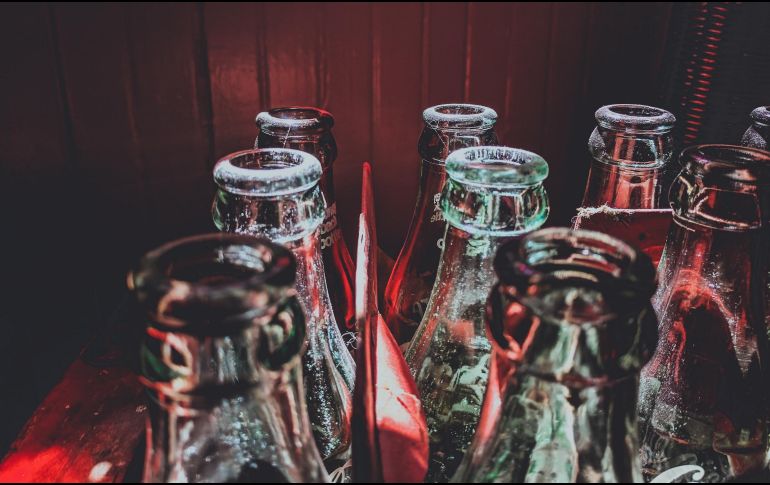 Antes de darle el primer trago a su refresco, los consumidores deben inspeccionar diversos aspectos. ESPECIAL/Foto de Drew Taylor en Unsplash