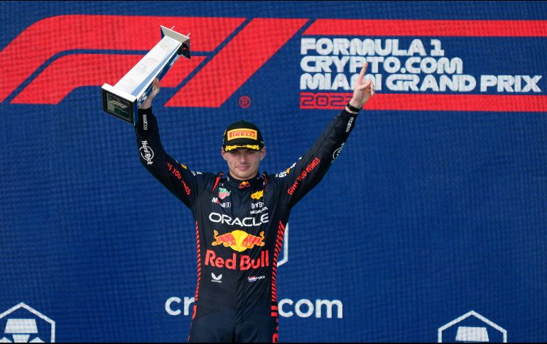 La emoción recayó cuando Verstappen paró a “boxes” a cambiar de neumático duro a medio, saliendo nuevamente ahora por detrás de “Checo”. AP / W. Lee