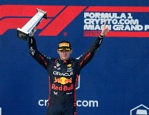La emoción recayó cuando Verstappen paró a “boxes” a cambiar de neumático duro a medio, saliendo nuevamente ahora por detrás de “Checo”. AP / W. Lee