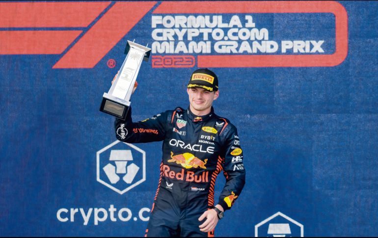 Luego de explotar el sábado por los problemas en la calificación, Max Verstappen dominó a sus propios demonios para dar cátedra ayer sobre la pista. EFE