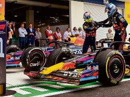 Sergio Pérez (izq.) felicita a Max Verstappen al terminar la carrera. Fue el triunfo 38 del bicampeón neerlandés, de 25 años. EFE