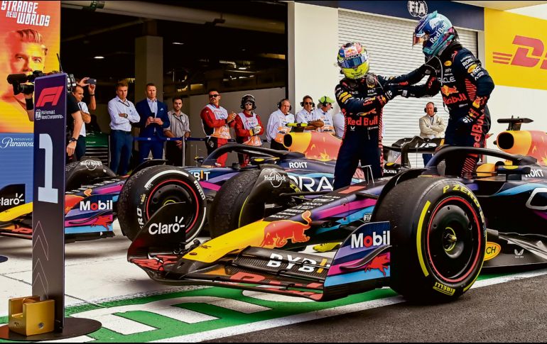 Sergio Pérez (izq.) felicita a Max Verstappen al terminar la carrera. Fue el triunfo 38 del bicampeón neerlandés, de 25 años. EFE