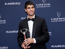Carlos Alcaraz posando con el Premio Laureus. EFE/ T. Suárez
