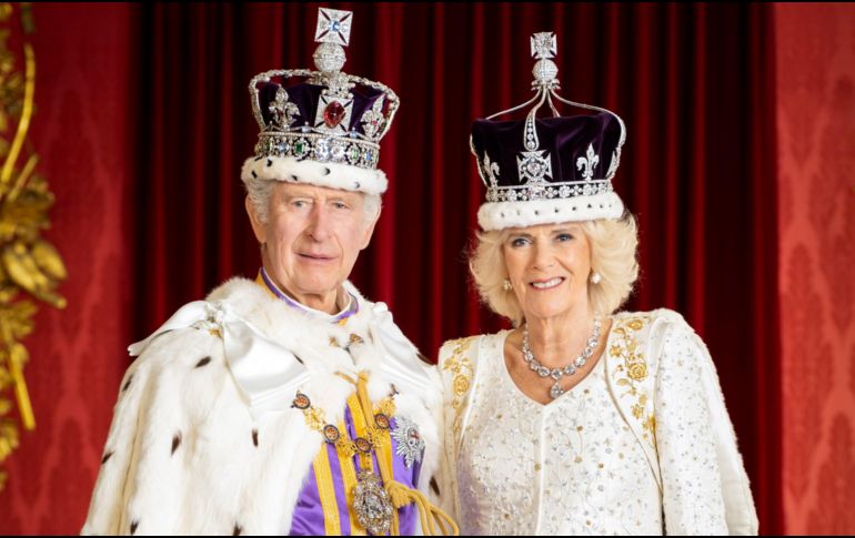 La residencia oficial de los soberanos en Londres divulgó cuatro nuevas fotografías de Carlos III y Camila. AP/H. Burnand