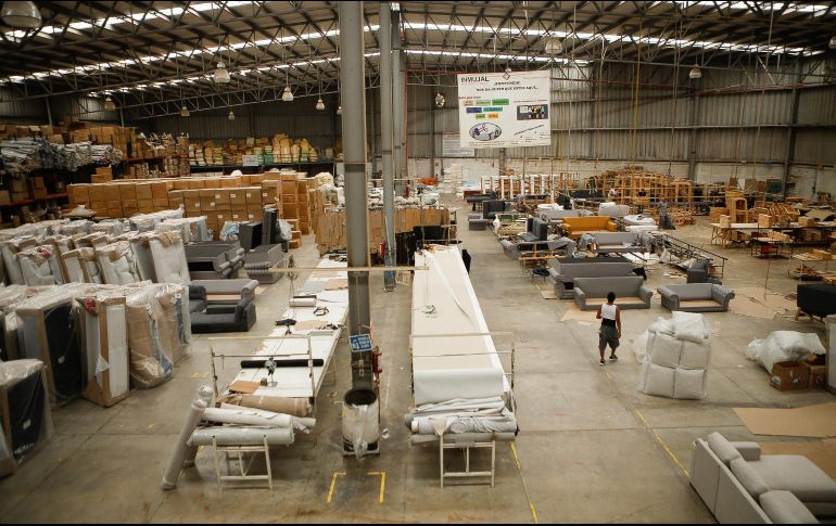 De establecerse los dos días de descanso obligatorios, ningún empleador puede reducir el sueldo a sus empleados de manera automática ni sin un previo aviso. EL INFORMADOR/ARCHIVO