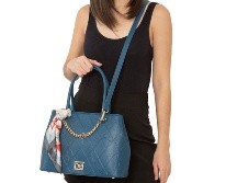 Los bolsos son obsequios ideales para consentir a mamá / Foto: Cortesía Cloe