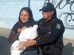 La policía Dulce María le realizó al bebé la maniobra de Heimlich y le salvó la vida. ESPECIAL