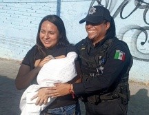 La policía Dulce María le realizó al bebé la maniobra de Heimlich y le salvó la vida. ESPECIAL