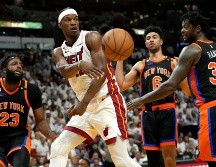 Jimmy Butler sigue siendo el jugador diferente sobre la duela, al comandar una nueva victoria de Miami ante los Knicks de Nueva York. AP/L. Sladky