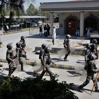 Arrestan en Pakistán al ex primer ministro Imran Khan