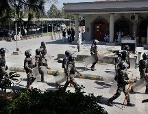 Después de que las fuerzas de seguridad se llevaran al exmandatario se produjo una escaramuza entre partidarios de Khan y la policía ante la corte. AP/G. Farid