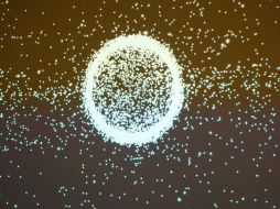 Vista de desechos espaciales que flotan alrededor del globo, a través de un láser que emite luz led. EFE/Archivo