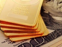 Los bancos centrales de muchos países están cambiando sus dólares por oro. GETTY IMAGES