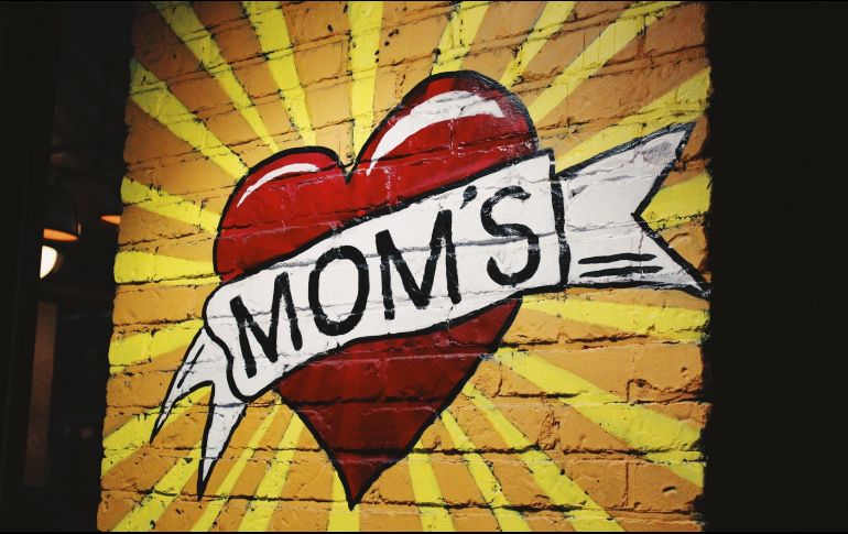 En varios videos compartidos en redes sociales se observa a las mamás disfrutar del espectáculo para adultos. ESPECIAL/Foto de Jon Tyson en Unsplash