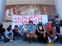 Los estudiantes se manifestaron hoy en el CUCSH de La Normal y piden ser tomados en cuenta. EL INFORMADOR/ CARLOS ZEPEDA