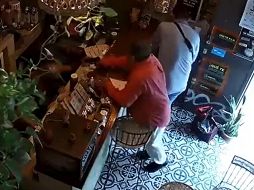 Los dueños del local compartieron un video de los hechos que ocurrieron entre la calle Morelos y Prado, en donde se puede apreciar que dos hombres con pistola despojan las pertenencias de los clientes. ESPECIAL