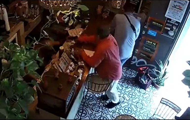 Los dueños del local compartieron un video de los hechos que ocurrieron entre la calle Morelos y Prado, en donde se puede apreciar que dos hombres con pistola despojan las pertenencias de los clientes. ESPECIAL