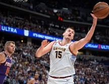 Nikola Jokic acumuló 29 puntos, 13 rebotes y 12 asistencias, para llegar a 10 triples dobles en su carrera, la mayor cifra para un pívot. AP/D. Zalubowski