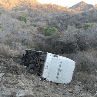 ¡Otra tragedia en carretera! Camión vuelca en la autopista Guadalajara - Tepic