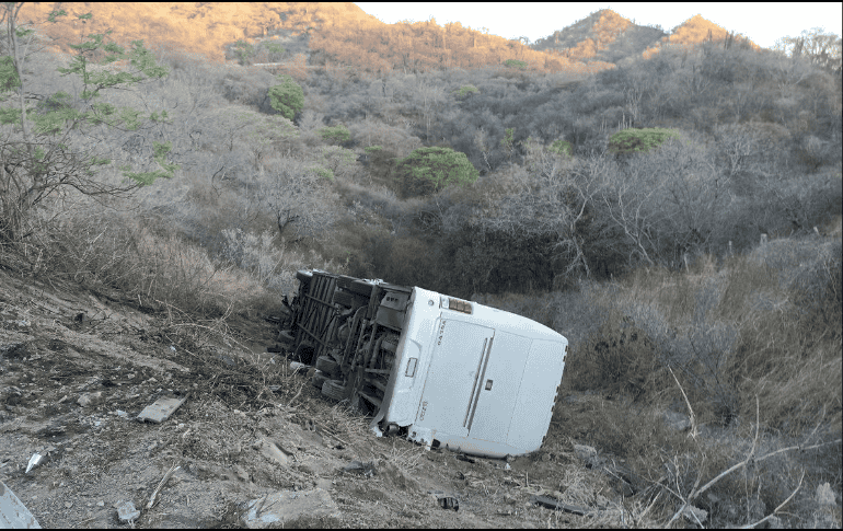 La información fue compartida por Protección Civil Jalisco que, además, difundió una imagen en la que se observa al camión volcado sobre su costado, fuera de la carretera. TWITTER / @PCJalisco