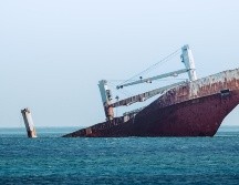 El exceso de pasajeros y la falta de mantenimiento de las embarcaciones generan tragedias en el país. ESPECIAL/Foto de Jason Blackeye en Unsplash