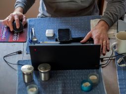 Muchos emprendimientos pueden realizarse en línea, lo que permite que las madres se mantengan al tanto de sus hijos. EFE/ARCHIVO
