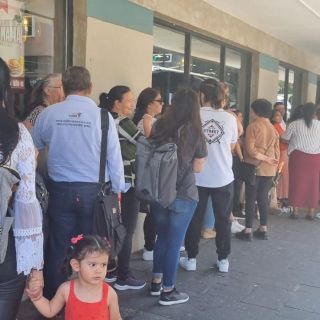Hacen filas de media cuadra en restaurantes de Guadalajara por el Día de las Madres