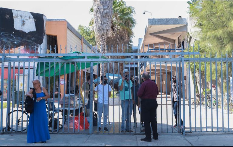 El grupo de docentes fue encabezado por la directora de la División de Estudios Históricos y Humanos del CUCSH, Patricia Córdova Abundis, quien desde el exterior de la puerta 5 del plantel buscó que las y los jóvenes permitieran el ingreso al campus para entablar un diálogo. EL INFORMADOR / C. Zepeda