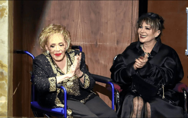 La cantante Alejandra Guzmán festejó a su madre Silvia Pinal. ESPECIAL