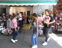 Paquetes de 24 rosas en precios desde los 250 pesos las más caras y de 150 pesos las más baratas sin su arreglar están ofreciendo en el Mercado de Flores de Mezquitán. EL INFORMADOR / A. Camacho