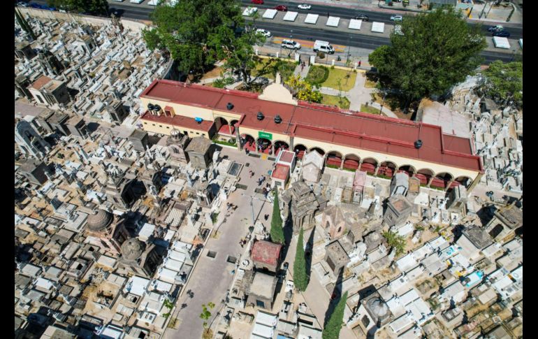 Varias personas acudieron al Panteón de Mezquitán para llevar flores a sus madres que aún recuerdan con mucho amor y cariño a pesar de que ya no estén en este mundo. EL INFORMADOR / A. Navarro
