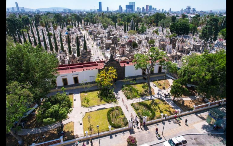 Varias personas acudieron al Panteón de Mezquitán para llevar flores a sus madres que aún recuerdan con mucho amor y cariño a pesar de que ya no estén en este mundo. EL INFORMADOR / A. Navarro