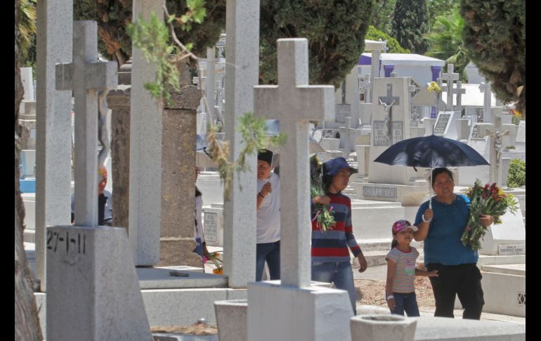 Varias personas acudieron al Panteón de Mezquitán para llevar flores a sus madres que aún recuerdan con mucho amor y cariño a pesar de que ya no estén en este mundo. EL INFORMADOR / A. Camacho
