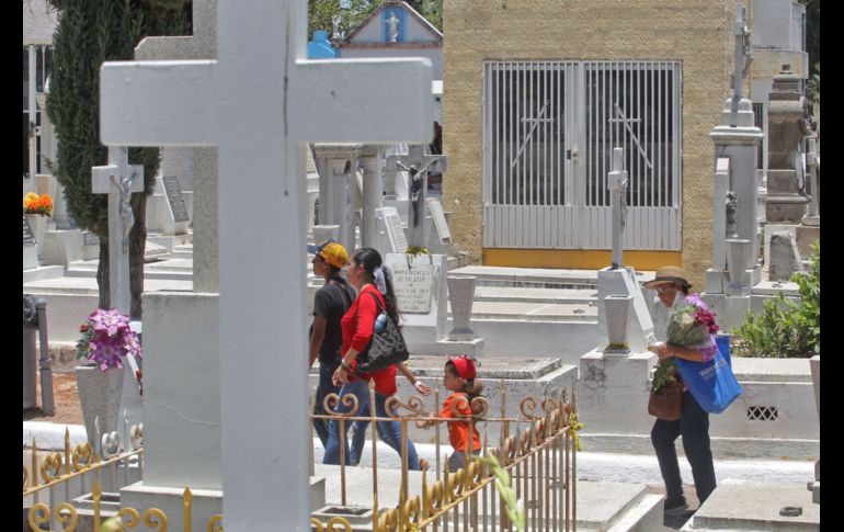 Varias personas acudieron al Panteón de Mezquitán para llevar flores a sus madres que aún recuerdan con mucho amor y cariño a pesar de que ya no estén en este mundo. EL INFORMADOR / A. Camacho