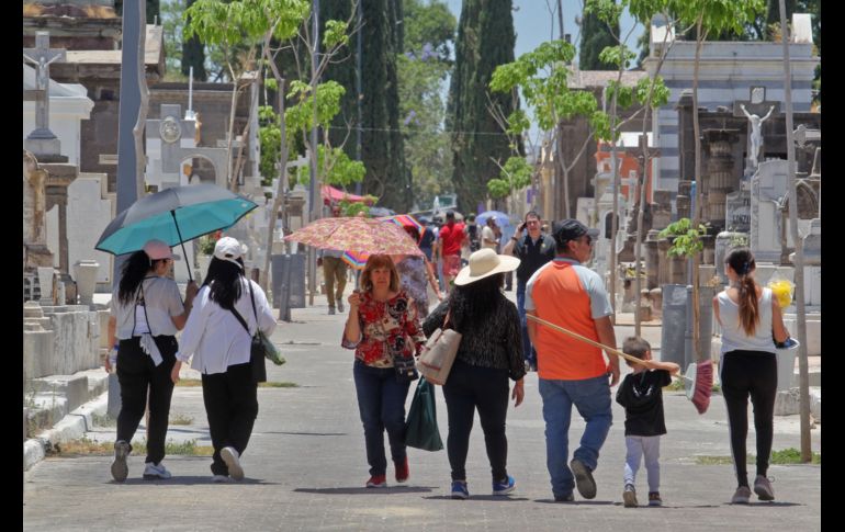 Varias personas acudieron al Panteón de Mezquitán para llevar flores a sus madres que aún recuerdan con mucho amor y cariño a pesar de que ya no estén en este mundo. EL INFORMADOR / A. Camacho