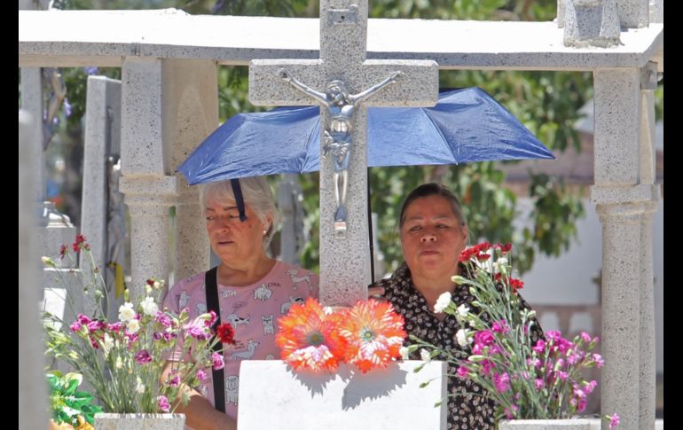 Varias personas acudieron al Panteón de Mezquitán para llevar flores a sus madres que aún recuerdan con mucho amor y cariño a pesar de que ya no estén en este mundo. EL INFORMADOR / A. Camacho