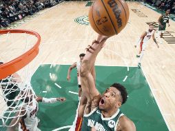 Antetokounmpo. El jugador de los Milwaukee Bucks conduce a la canasta durante el quinto juego de la ronda uno de los playoffs de la NBA de 2023. AFP/G. Dineen