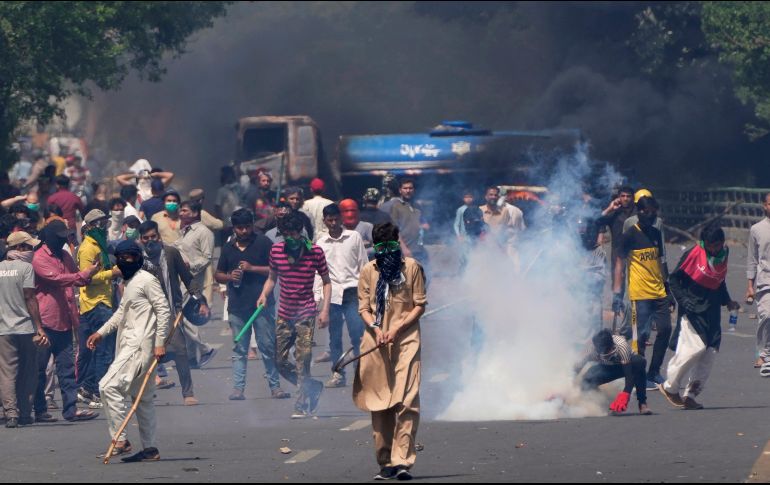 Los disturbios causaron al menos ocho muertos y cientos de heridos, además de más de mil 600 arrestados. AP/K. Chaudary