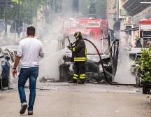 Las llamas alcanzaron a automóviles y motocicletas cercanas; asimismo, reventaron las ventanas de varios edificios. EFE/A. Fasani