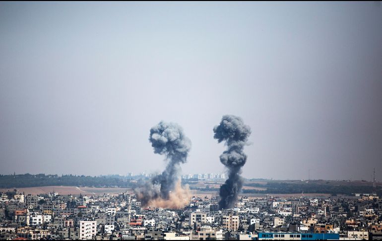 Dos columnas de humo ascienden desde la ciudad de Gaza después de un ataque de las fuerzas israelíes. EFE/H. Imad