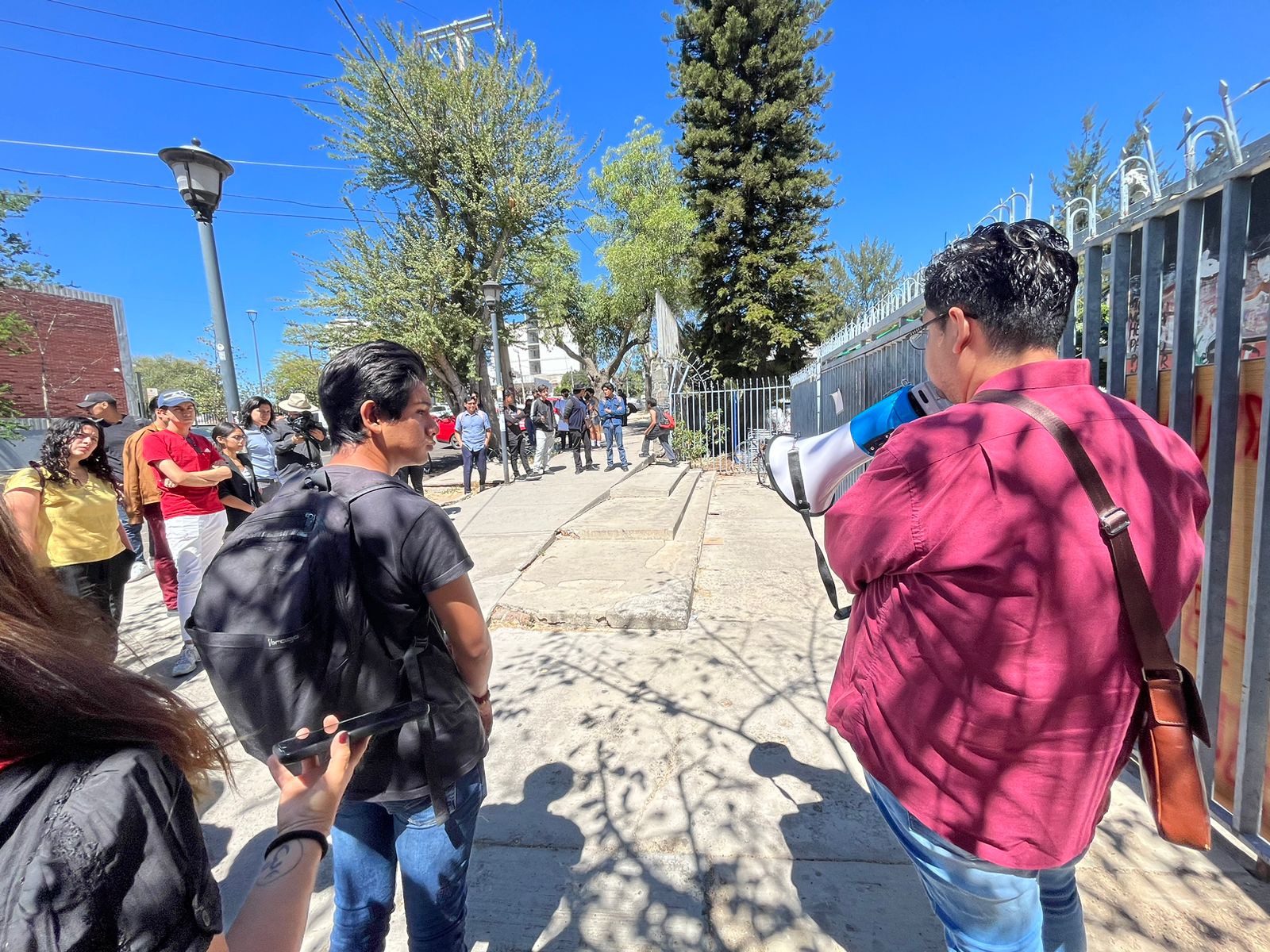 La toma comenzó al medio día del martes 09 de mayo, tras una serie de asambleas en donde se optó por ocupar el espacio de la Normal. EL INFORMADOR/ P. Mendoza