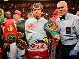 El Canelo Álvarez es el campeón indiscutido de los supermedianos, es decir en las 168 libras, donde tiene los títulos del CMB, OMB, AMB y FIB. AFP / ARCHIVO